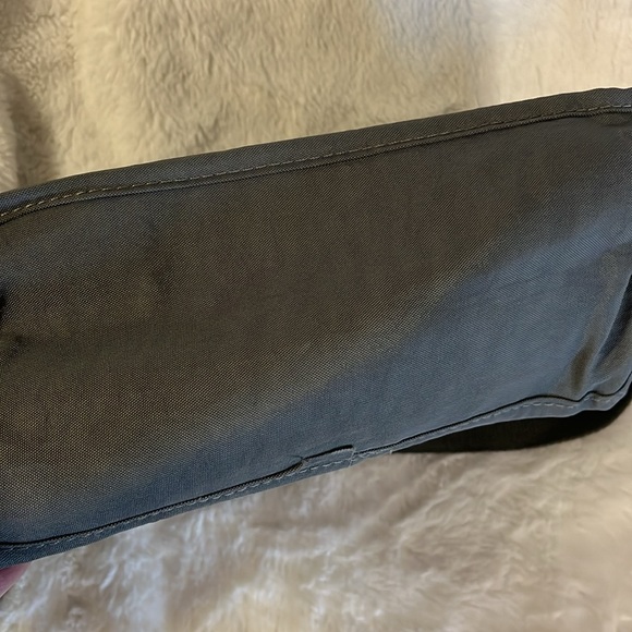 Travel purse with lots of pockets and adjustable strap grey - Picture 6 of 9